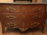 une commode en bois avec un plateau en marbre