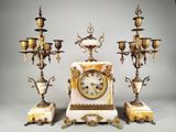 une horloge posée sur une table