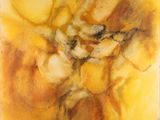 un tableau représentant un tableau jaune et marron accroché au mur