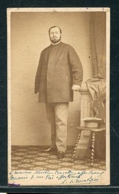 une vieille photo d'un homme en costume-cravate