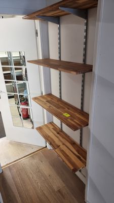 Etagère à crémaillère à 4 niveaux, plateaux en bois.