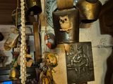 Il y a beaucoup d'objets suspendus au plafond dans cette pièce.