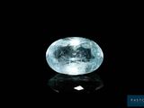 gros plan d'un diamant bleu sur une surface noire