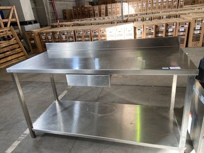 Une table inox avec tiroir -  Frais de vente judiciaires 14.28% TTC -  - Photo 1