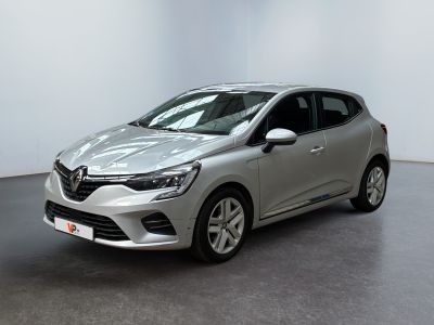 une voiture argentée garée dans une pièce blanche au sol noir