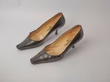 paire d'escarpins en cuir noir à bout pointu