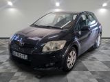 une photo d'une Toyota Yaris noire garée dans un showroom