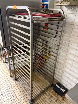 une photo d'une cuisine professionnelle avec une étagère remplie d'aliments