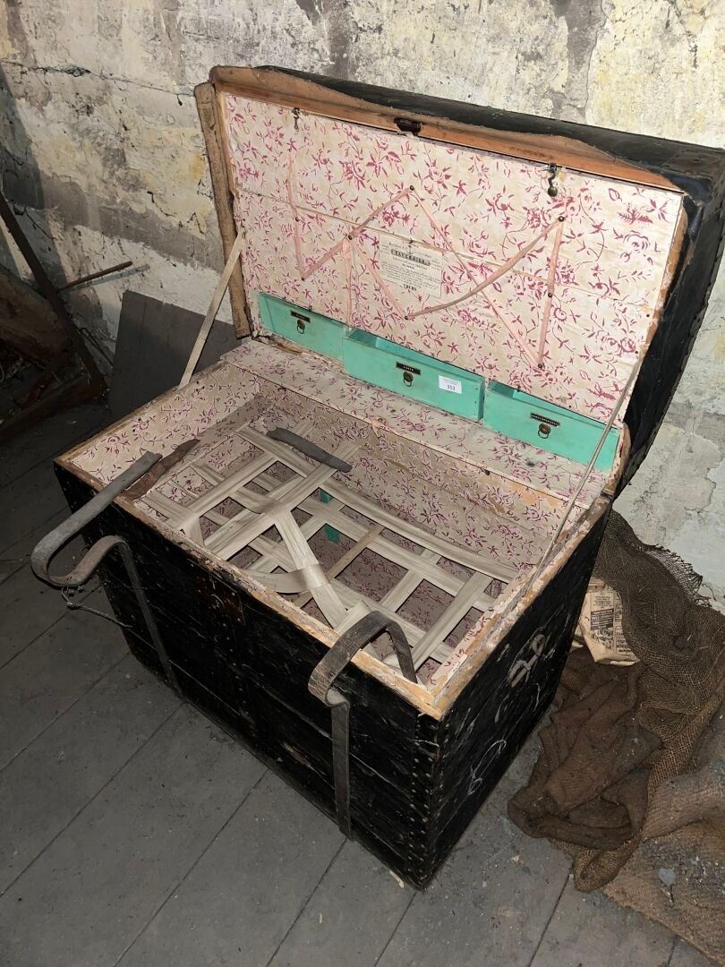 MALLE en bois garnie de cuir, intérieur en tissu et sangle.