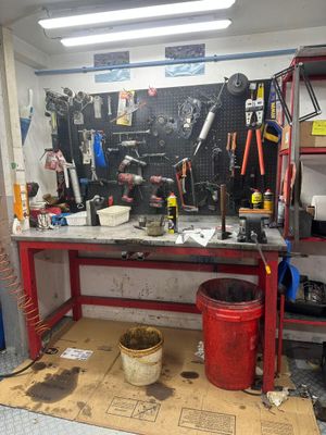 une image d'un établi dans un garage avec des outils dessus