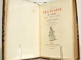 un livre ouvert sur lequel figure l'image d'une femme en robe