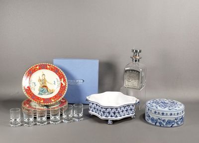 un grand nombre d'objets différents posés sur une table