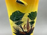un vase jaune orné d'une image d'oiseau