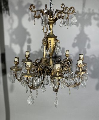 un lustre orné de nombreux cristaux suspendus