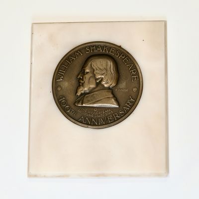 an image of a commemorative coin with a man ' s face on it