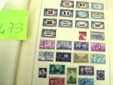 la photo d'un livre portant de nombreux timbres