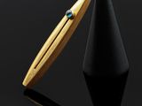 gros plan d'un stylo sur une surface noire avec un fond noir