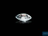 un diamant blanc sur fond noir
