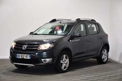 la photo d'une voiture noire garée dans un garage