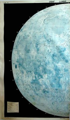 une vieille carte de la Lune accrochée au mur d'une pièce