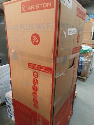 un grand carton posé sur une palette dans un entrepôt