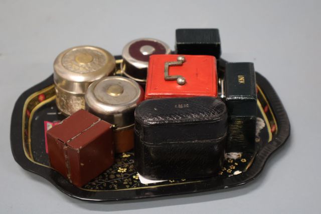 Collection de huit encriers de voyage