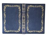un livre bleu avec des bordures dorées et un liseré doré