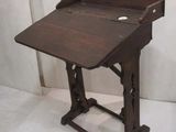 un petit bureau en bois avec un tiroir