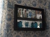une photo d'une étagère sur laquelle sont posés des vases bleus