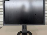 un gros plan d'un écran d'ordinateur posé sur une table