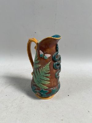 une image représentant un pichet en céramique orné d'un motif de fougère