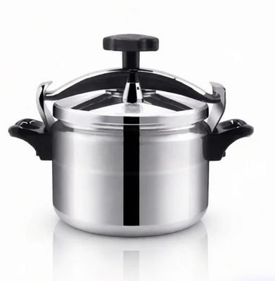 une image représentant une casserole en acier inoxydable avec un couvercle, sur fond blanc