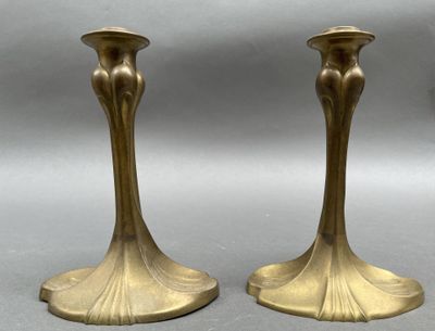 paire de chandeliers anciens en laiton sur fond gris
