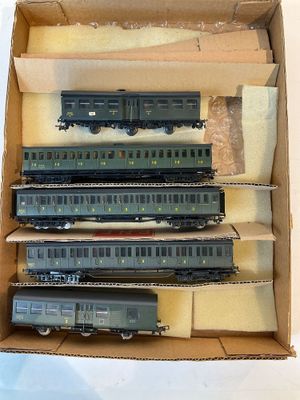 quatre wagons dans une boîte posée sur une table