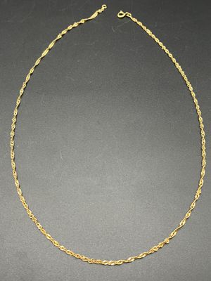 un collier à chaîne en or avec des maillons torsadés