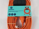 un gros plan sur une rallonge orange à laquelle est branché un chargeur