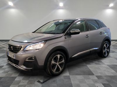 une voiture grise est garée sur le sol à carreaux d'un garage