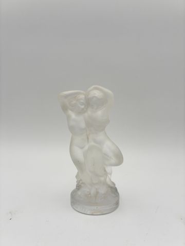 LALIQUE France. Les deux amies. Groupe en cristal satiné. Signé. ...