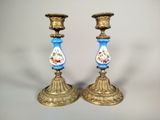 deux bougeoirs en or ornés de motifs bleus et blancs