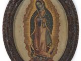 une vieille image de la Vierge de Guadalupe dans un cadre en bois