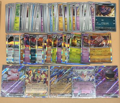 beaucoup de cartes Pokémon posées ensemble sur la table
