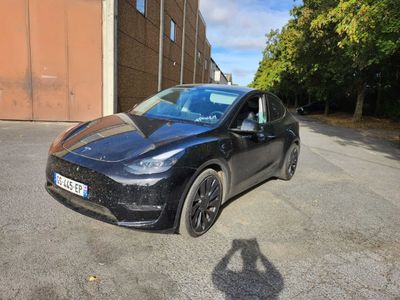 une photo d'une voiture noire garée sur un parking