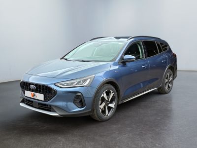 Une voiture bleue est garée dans une pièce aux murs blancs.