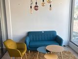 un canapé et deux fauteuils dans une pièce avec un tapis