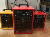 trois radiateurs électriques rouges et jaunes posés sur un parquet en bois massif