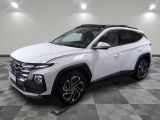une Toyota RAV 2021 blanche garée dans une pièce au sol à carreaux