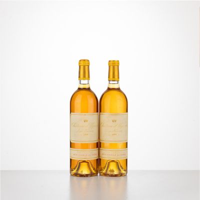deux bouteilles de vin posées sur une table l'une à côté de l'autre