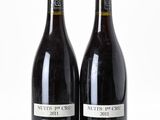 deux bouteilles de vin posées l'une à côté de l'autre sur une table