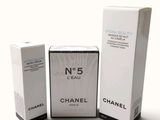 Trois types de parfums différents sont présentés sur une surface blanche