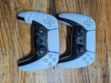deux manettes de jeux vidéo posées sur un parquet